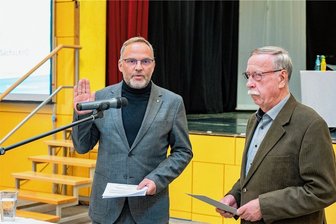 Von Hoffnungsträgern und Power-Frauen - Landrat Dirk Neubauer (li.) bei der Vereidigung durch Kreisrat Klaus Vivus.