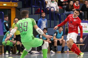 Von Hohenstein ins Nationalteam - Gut in Form: Im Bundesliga-Spiel gegen Mainz am 20. November schenkte Gabriel Oliveira von HOT 05 Futsal dem Mainzer Schlussmann Christian Wölfelschneider zwei Treffer ein.