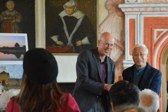 Von Hongkong nach Deutschland: Werke von Yu Lap Tang auf der Rochsburg zu sehen - Museumschef Andreas Quermann (l.) und Fotograf Yu Lap Tang.