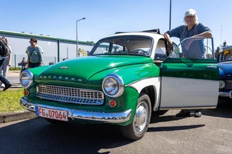 „Von Hühnerschreck bis Brummi“: Diese Schätze waren in Hartmannsdorf beim Oldtimertreffen zu entdecken - Zurück auf der Straße: Thomas Titze aus Flöha präsentiert in Hartmannsdorf seinen Wartburg 312 von 1965 – ein Stück Automobilgeschichte, das er in zwei Jahren detailgetreu restauriert hat.