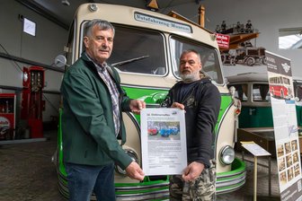 Von Hühnerschreck bis Brummi: Kult-Oldtimer, W50 & Co. am 1. Mai wieder beim großen Treffen in Hartmannsdorf - Dieter Vogel und Mario Große (v. l.) sind die Organisatoren des Oldtimertreffens. Im Mittelpunkt steht dieses Jahr der DDR-LKW „W50“.