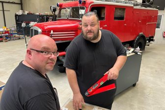 Von Hundebox bis Feuerwehr: Firmengründer machen in Niederschöna von sich reden - Mathias Hänel (links) und Norman Steinert haben SCS-Special Car Solutions gegründet.