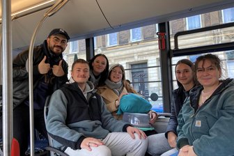 Von Hybrid zu Elektro: Wie es sich im neuen E-Bus der CVAG fährt - Lukas Hofmann und seine Freunde begrüßen die Modernisierung in Form von Steckdosen, neuem Licht und größeren Anzeigetafeln im Bus.