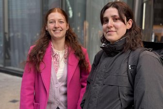 Von „Ich fahr doch nicht nach Chemnitz“ bis „Klar, wenn mich was interessiert“: So blicken Dresdner und Leipziger auf die Kulturhauptstadt - Pauline Schröers (links) und Sina Beck (rechts) wohnen in Leipzig und überlegen, Chemnitz zu besuchen.