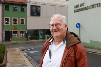 Von illegalem Waffentransport bis diktatorische Entscheidungen: Hohenstein-Ernstthaler Museumschef blickt auf ereignisreiches Berufsleben zurück - Museumsleiter André Neubert vor dem Karl-May-Haus mit dem Depot-Anbau und der Begegnungsstätte.