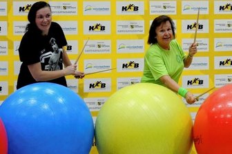 Von Indoor-Curling bis Laser-Biathlon - Viel Spaß mit "Pezzibällen": Jaqueline Braun (l.) und Dorle Gärtner waren zum Abschluss der Seniorensportwoche in Weißenborn dabei.