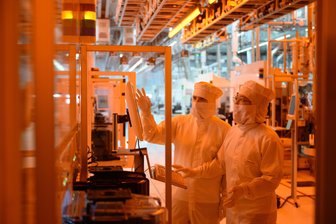 Von Infineon bis TSMC: Wie der Dresdner Halbleiter-Cluster Fachkräfte anlockt - Mitarbeiterinnen des Chipkonzerns Infineon in Dresden arbeiten im Reinraum. Der Großteil der Belegschaft ist hoch qualifiziert.