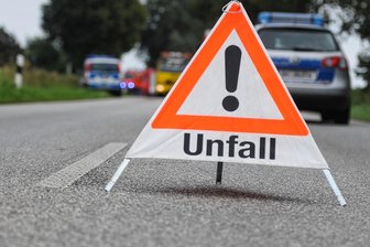 Von Jahnsdorf bis Neukirchen: Unbekannte platzieren gefährliche Hindernisse auf der Straße - Ein Pkw ist mit einem Rad in einem offenen Entwässerungsschacht stecken geblieben.