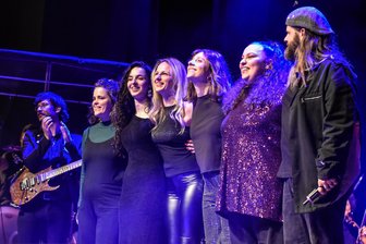 Von Jennifer Lopez bis Metallica: Philharmonic Rock begeistert 500 Fans in Reichenbach - „Es ist die pure Freude“ - Die Solistinnen und Solisten des Abends genießen den anhaltenden Beifall im Neuberinhaus.