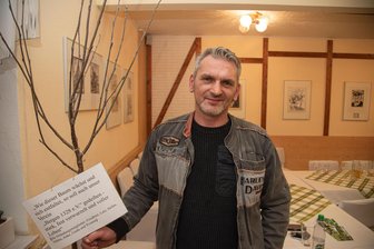 Von Jerusalem ins Vogtland: Ein Mann mit Dorf-Liebe packt in neuem Verein mit an - Seit zwei Jahren lebt Artur Dziala in Bergen. Er wuchs in Jerusalem auf und möchte sich in Bergen in der Dorfgemeinschaft und im Verein Bergen 1328 engagieren. Auch an einer Baumpflanzaktion beteiligt er sich.