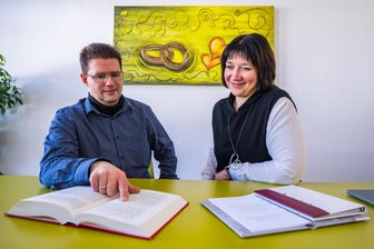Von Jugendlieben bis Erzgebirgstouristen: Welche Hochzeitspaare warten auf die neue Standesbeamtin in Neukirchen? - Seit 20 Jahren ist Karsten Neumann der Standesbeamte von Neukirchen. Wencke Muthmann-Anke unterstützt ihn nun als neue Stellvertreterin.
