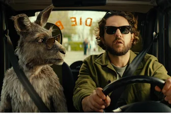 Von Kängurus, Alpakas, Schildkröten und Hunden: Tierisch was los in Mittelsachsen - Das ist ein Foto aus dem Film „Die Känguru-Verschwörung“ von 2022. Es zeigt das Beuteltier neben seinem Mitbewohner Marc-Uwe Kling (gespielt von Dimitrij Schaad). Wie im Film kamen sich wohl auch die Polizisten vor, die im Oktober auf der Raststätte der A 4 in Lichtenau ein Auto mit gleich drei Kängurus an Bord kontrollierten.