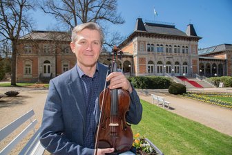 Von Kaliningrad über Macau ins Vogtland: Musiker findet neue Heimat in Bad Elster - Denis Kriger ist als Musiker neu in Bad Elster. Er gehört zu den Chursächsischen Musik-Ensembles.