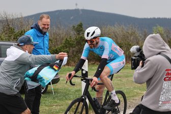 Von Kap Arkona bis auf den Fichtelberg: Mit Herz und Teamgeist auf den Gipfel - Geschafft und glücklich: Hagen Schanze kommt auf dem Fichtelberg an.