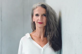 Von Kaßbergen nach Paris: In Karl-Marx-Stadt geborene Autorin Patricia Holland Moritz veröffentlicht Wende-Roman - In Karl-Marx-Stadt geboren, in Paris die Wende erlebt und jetzt darüber ein Buch geschrieben: Autorin Patricia Holland Moritz.