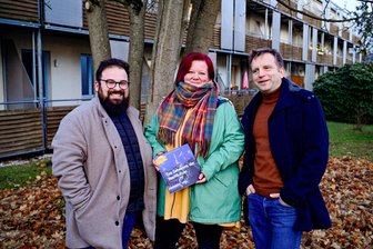 Von Katzen und Senioren: Waldenburgerin gewinnt Chemnitzer Märchenwettbewerb - Preisträgerin Antje Trapp mit Markus Lehmann, Herausgeber der Chemnitzer Märchenbücher (l.), und Christian Wobst, Verleger Claus-Verlag.