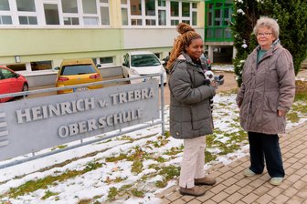 Von Kenia ins Erzgebirge: Warum eine junge Lehrerin aus Afrika die Trebra-Oberschule Marienberg besucht - Aspeter Zainab Joseph und Ramona Heinemann vor der Trebra-Oberschule in Marienberg.