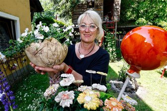 Von Keramik bis Bogenbau: Kreative im Landkreis Zwickau öffnen Werkstätten und Ateliers - Bei Ute Schlicke in Langenchursdorf dürfen Besucher Naturkeramik mitgestalten.