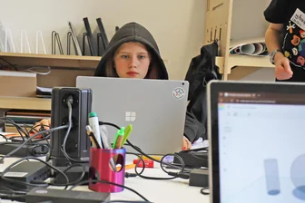 Von KI bis Bastelstunde: Was verbirgt sich hinter dem Minta-Hackday in Freiberg? - Höchste Konzentration: Junge Mädchen beim Programmieren einer Figur, die dann im 3D-Drucker gefertigt wird.