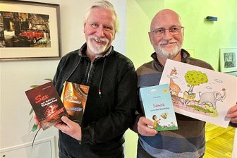 Von Kinderbuch bis Krimi – kleiner Verlag aus Eibenstock fiebert Leipziger Buchmesse entgegen - Verlagsleiter Wolfram Christ und Karikaturist Stephan Buße (r.) freuen sich auf die bevorstehenden Tage der Leipziger Buchmesse. Der Zeichner aus Aue feiert damit sein Debüt als Illustrator eines Kinderbuches.