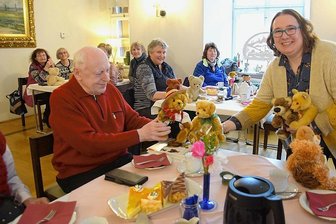 Von Kinderfreunden, Seelentröstern und Trauerbegleitern aus Plüsch - Grit Otto hat stolze Teddybesitzer ins Neuberin-Museum zum Bären-Café eingeladen. Natürlich gab's Bärenmarke zum Kaffee - was sonst?