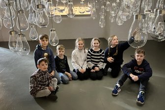 Von Kindern kuratiert: Bisher 135.000 Besucher in „Planet Utopia“-Ausstellung in Dresden - Sie gehören zu den insgesamt 130 Kindern, die die Kunstausstellung „Planet Utopia“ im Japanischen Palais in Dresden mit zusammengestellt haben. Die gezeigten Werke der professionellen Künstler aus dem In- und Ausland thematisieren vor allem Umweltthemen und Zukunftsfragen.