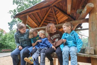 Von Kindern und Schriftstellern - Sandy Praß (links) kennt alle Ecken auf dem Gerhart-Hauptmann-Platz. Mit ihren Kindern Adrian, Laurenz, Yuna und Tristan (von links) kommt sie regelmäßig zum Spielen. Die Größeren der Kinder nutzen den Park auch als Treff- und Ausgangspunkt für Verabredungen mit Freunden.