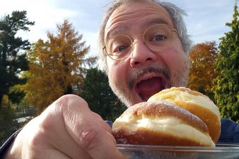 Von klassisch bis kreativ: Wie die „Flotte Biene“ beim Pfannkuchen-Test in Freiberg überrascht - Welcher Freiberger Pfannkuchen schmeckt besonders gut? „Freie Presse“-Redakteur Wieland Josch will es herausfinden.