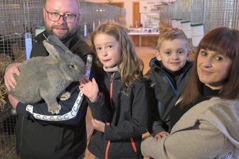 Von Klein bis XXL: So niedlich sind die Rassekaninchen in Dorfchemnitz - Der blaugraue Wiener von Jungzüchterin Letty (7) hat bei der 63. Kreisschau der Rassekaninchen in Dorfchemnitz das Prädikat „vorzüglich“ bekommen. Mit im Bild: Vater Tony Lippmann, Mutter Sandra und Terence (4).
