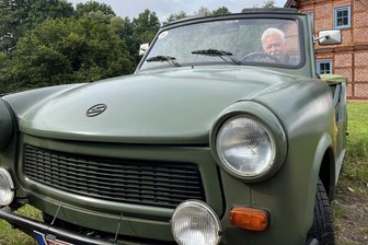 Von Kleinschirma um die Republik: Die erste Panne im Uralt-Kombi nach 20 Kilometern - Klaus Werner aus Kleinschirma plant bereits die nächste Grenz-Erfahrung: Diesmal im Trabant Kübel.