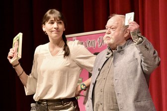 Von Kließlhebern und Ditschern: Kristina vom Dorf und Gunther Böhnke huldigen in Zwickau dem sächsischen Dialekt - Kristina vom Dorf und Gunter Böhnke gaben in der „Neuen Welt“ Dialektunterricht.