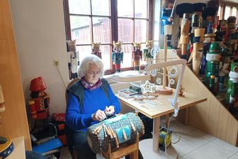 Von Klöppeln bis Küchenbau - vier Tipps für die Tage des traditionellen Handwerks im Erzgebirge - Ursela Zurbrügg klöppelt am Sonntag wieder im Nussknackermuseum Neuhausen.
