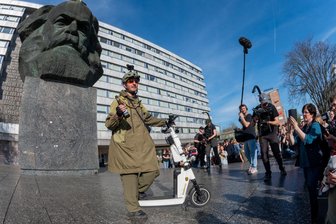 Von Köln in die Kulturhauptstadt: So lief die Ankunft von TV-Satiriker Jan Böhmermann in Chemnitz - Böhmermann in Chemnitz: Aus dem Publikum wird ihm ein Bier gereicht.