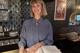 Von kopflos verliebt bis einsturzgefährdet: Das war der 110. Lyriksalon in Freiberg - Im 110. Freiberger Lyriksalon las die Schauspielerin Marie Wolff regionale Texte.