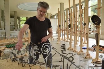 Von Krachmühle bis Flaschenklavier - Albrecht Fersch, Performance-, Aktions- und Installationskünstler, stellt in der Kunstwandelhalle in Bad Elster seine Klangskulpturen aus. 