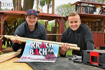 Von Krankenschwester bis Polizist: Dieses Team rockt "Krach am Bach" - Beim Jugendclub Berthelsdorf in Hainichen läuft der Aufbau für "Krach am Bach" am Pfingstsonntag. Clubchef Erik Militzer und sein Amtsvorgänger Maximilian Kermes (l.) packen mit an.