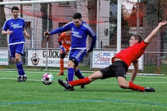 Von Krisenstimmung keine Spur - Routinier Florian Uhlig (in Rot im Westsachsenliga-Spiel gegen den SV Waldenburg) gehört zu den Spielern, die dem SV Heinrichsort/Rödlitz nach dem Abstieg die Treue halten. 