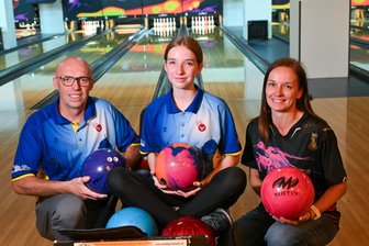 Von Kugeln, die keine sind und Ölbildern, die keiner malt: Chemnitzer Familie feiert Erfolge in einer besonderen Sportart - Erfolgreiche Bowlingfamilie aus Chemnitz: Vater Steffen, Tochter Carlotta Lilou und Mutter Susan Heinel.