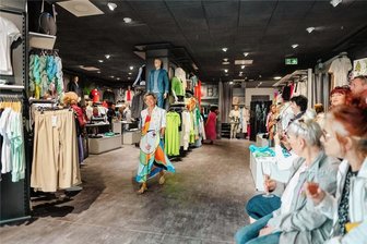 Von Kunst bis Klamotten: Chemnitzer Fashion-Day wird zum Shopping-Day - Blob-Modenschauen: Der Shopping-Day am 25. März 2023 soll Menschen in die Innenstadt locken. Unter anderem werden Modenschauen im Geschäft "Blob" zu sehen sein.