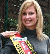 "Von Langeweile kann keine Rede sein" - 
              <p class="artikelinhalt">Stolz mit Siegerschärpe: Monique Saitenmacher. </p>
            