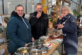 Von Laura bis Adretta: So schmecken die Kartoffelsorten bei den Genießertagen in der Baumschule Freiberg - „Freie Presse“-Redakteurin Astrid Ring (r.) verkostet gekochte Kartoffelsorten, die am Samstag während der Obst-Genießer-Tage in der Baumschule Freiberg von René Noack und Janett Deutsch vorgestellt wurden.