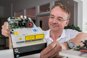 Von Lawinen-Schutz bis Scheich-Hochzeit: Firma aus dem Erzgebirge punktet weltweit mit Lasertechnik - Enrico Oswald ist Geschäftsführer der LEC GmbH in Eibenstock. Dort werden unter anderem Steuerungen für Laser hergestellt, die in Unis für Experimente zum Einsatz kommen (links).
