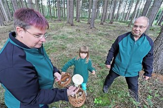Von lecker bis Vorsicht! - Massenhaft Pilze in der Region Freiberg zu finden - Gemeinsam mit Töchterchen Emily geht das Pilzberaterpaar Peggy und Dirk Strobelt regelmäßig in die Pilze. Sie kennen sich aus mit essbaren und ungenießbaren Arten und geben ihr Wissen gerne an weniger Kundige weiter. Wer sich unsicher ist, sollte die Pilze entweder stehen lassen oder zum Pilzberater bringen.