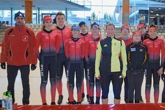 Von Legende beflügelt - Das Mylauer Team mit Betreuer Stephan Mothes (ganz links) und Eisschnelllauf-Ikone Claudia Pechstein (mit gelb-schwarzer Jacke).