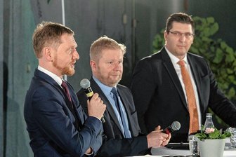 Von Lehrermangel bis Energieversorgung: Was die Topthemen beim Bürgerforum mit Michael Kretschmer in Falkenstein waren. - CDU-Politiker-Trio in der Sporthalle Falkenstein: Ministerpräsident Michael Kretschmer, Bürgermeister Marco Siegemund und Landrat Thomas Hennig (von links).