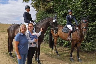 Von Leidenschaft getragen: Meeraner Pferdesportverein begeistert beim Heimturnier - Vereinschefin Silvia Harlaß mit Tochter Janine und den beiden Erstplatzierten Jessica Regalin und Cynthia Kögler auf ihren Pferden.
