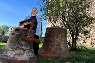 Von Leipzig aufs Land: Warum sich eine neue Pfarrerin in Stangengrün wohlfühlt - Nicole Bärwald-Wohlfarth an der Kirche Stangengrün. Dort lebt die neue Pfarrerin mit ihrem Mann. Zuständig ist sie für die Kirchgemeinden Obercrinitz-Stangengrün-Wildenau und Hirschfeld. Beide Gemeinden waren längere Zeit ohne Pfarrer.