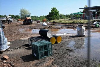 Von Lichtenau nach München: Energieversorger baut Schnellladepark am Olipark - Das Energieunternehmen EnBW hat mit dem Bau eines Schnellladeparks am Olipark in Oberlichtenau begonnen. Neben dem McDonalds-Gelände sollen zwölf Säulen mit 24 Ladepunkten entstehen.