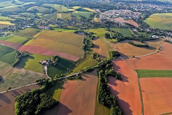 Von Lichtenstein bis Gersdorf: Harsche Kritik an geplantem Radweg-Projekt an B 173 - Soweit es geht, soll der Radweg parallel zur B 173 verlaufen (hier der Bereich zwischen Bernsdorf und Gersdorf). Bevor tatsächlich gebaut werden kann, gehen jedoch noch viele Jahre ins Land.