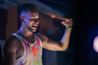 Von Limbach nach Amsterdam? Ein Handyverkäufer aus dem Vogtland ist an der ganz großen Musik-Nummer dran - Jan-Lukas Lade aus Limbach bei einem Auftritt in der Kaffeerösterei in Plauen. Noch versetzt der 23-Jährige an den Wochenenden als DJ BassMasseur 30 oder 100 Leuten in Ekstase - mit Frenchcore-Titeln der Stars und eigenen Stücken. Bald will der Musiker und Kickboxer ganz oben in der Szene ankommen.